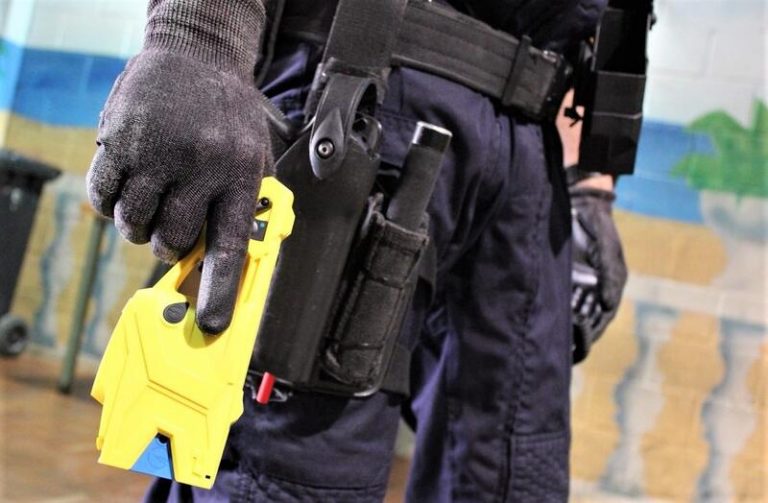 Podemos pide limitar el uso de pistolas eléctricas a la Policía
