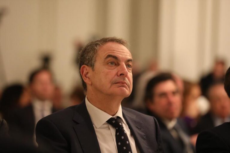 Zapatero: «Una empresa pública no abarataría el precio de la luz»
