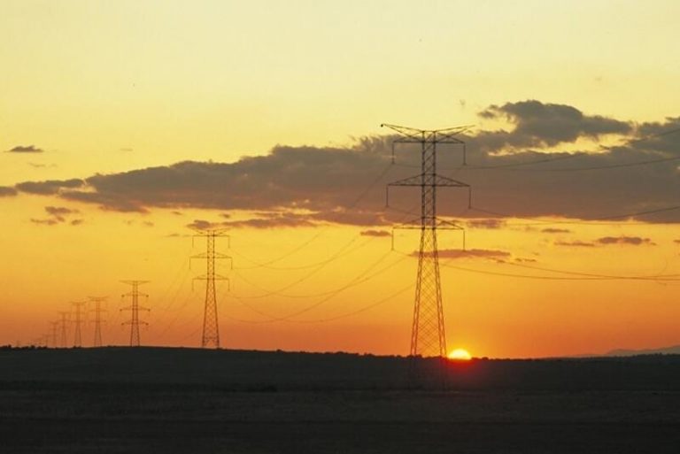 El precio de la luz baja casi un 20% y registra su nivel más bajo en enero