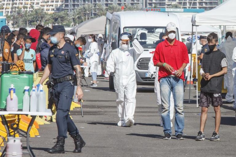 Llegan 140 migrantes a Canarias, uno de ellos fallecido, a bordo de 5 pateras