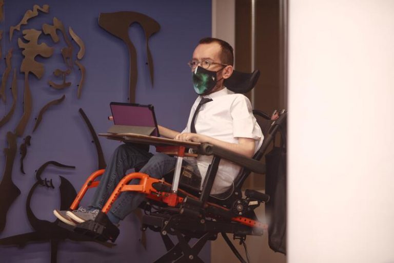 Echenique pide que dimitan todos los «sinvergüenzas» que se «saltan la cola» de la vacuna