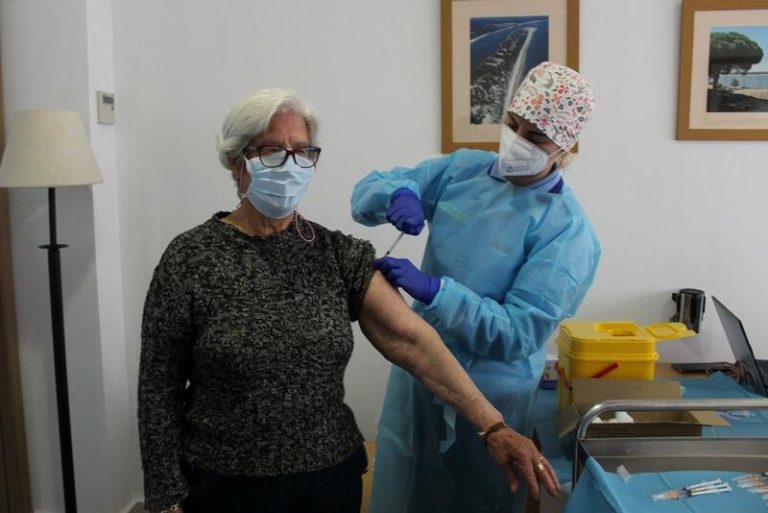Solo el 0,08% de los vacunados en España sufre reacciones adversas