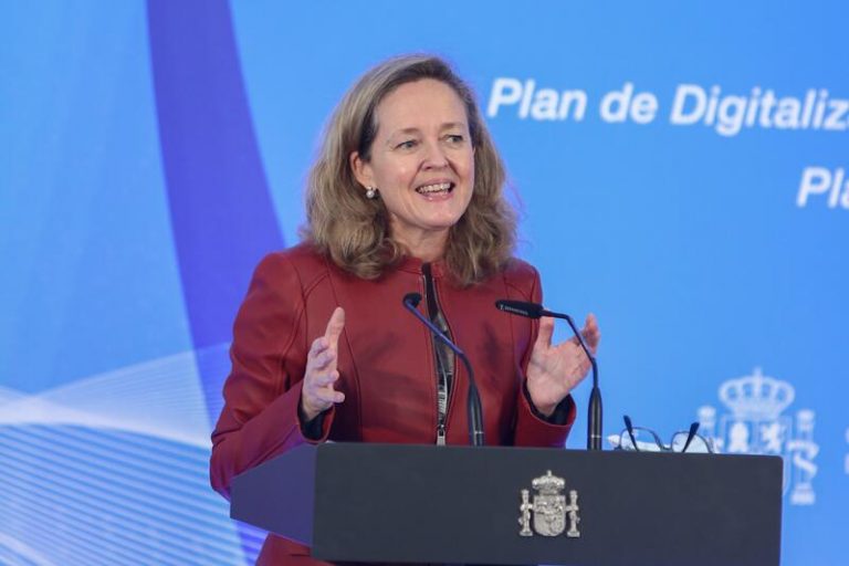 Calviño asegura que el Gobierno analizará «al detalle» la OPA sobre Naturgy
