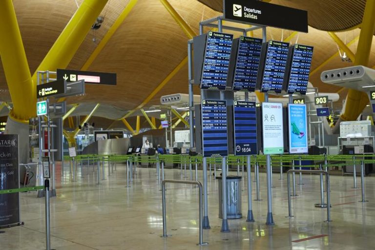 Sanidad responde a la petición de Madrid de suspender vuelos con Brasil y Sudáfrica