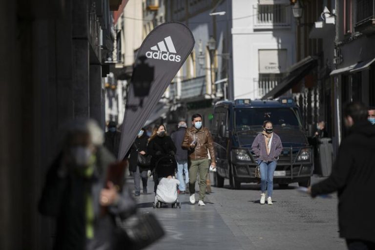 Andalucía ampliará el cierre a 539 municipios y prohibirá la actividad no esencial en 272