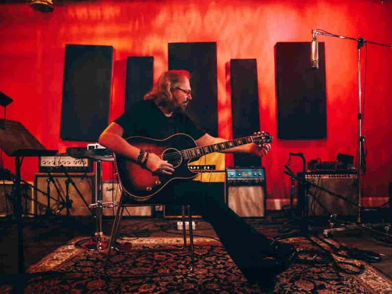 Barry Gibb de Bee Gees : «Greenfields: The Gibb Brothers songbook, vol. 1»