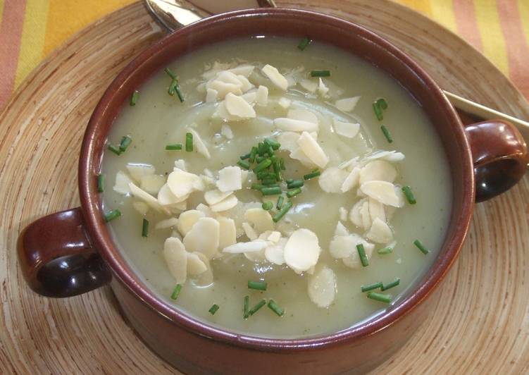 Caldo De Almendras: Ligera Y Deliciosa Para Un Suculento Primer Plato