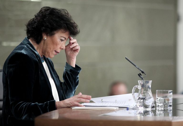 Celaá asegura que «de momento» no se contempla el cierre de colegios
