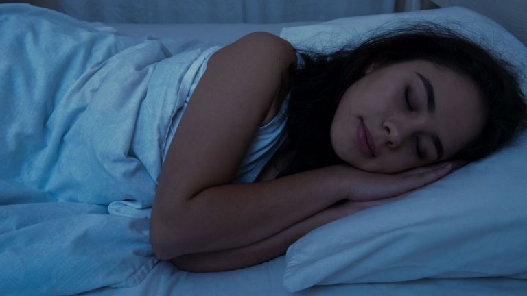 Cómo dormir profundamente cuando tu cuerpo quiere hacer todo lo contrario