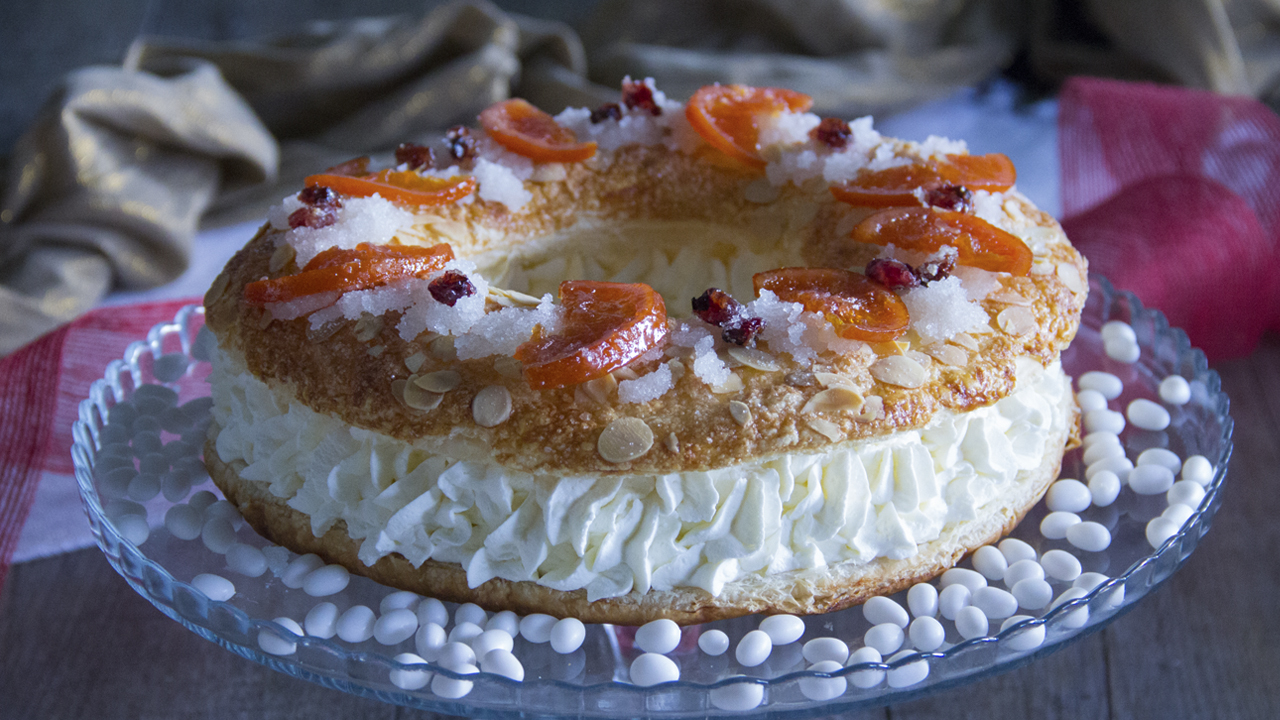 Cómo Hacer Un Roscón De Hojaldre, Nata Y Frutas Confitadas Fácil Y Rápido