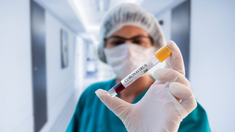 La variante inglesa es más transmisible pero «depende mucho» del país