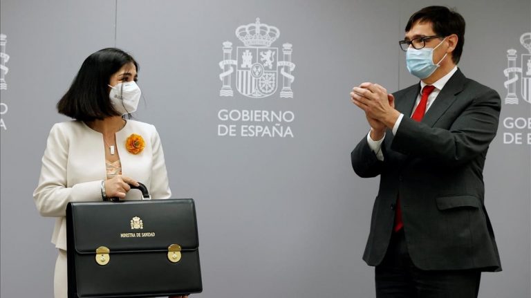 Darias recibe la cartera de Sanidad centrada en combatir el virus como «guerra sin tregua»