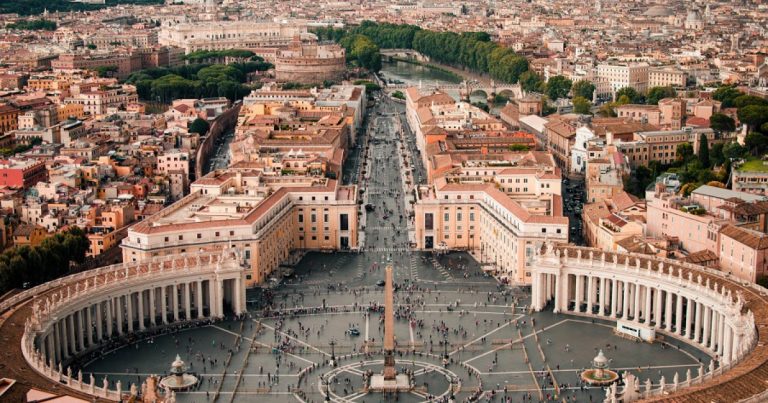 El Vaticano procesará a la mujer implicada en el caso del cardenal Becciu