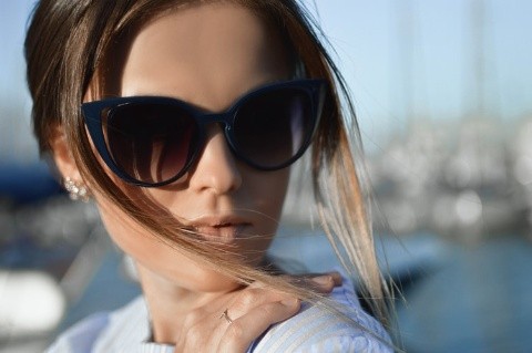 El motivo por el que tus gafas te están provocando acné: así es el glasscné