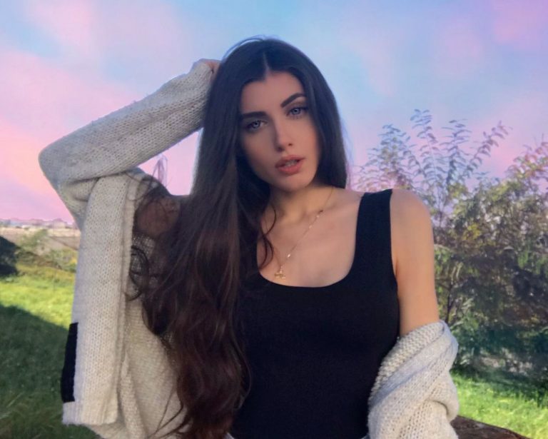 Emma Hyer presenta ‘Siempre brillo’, su debut en español