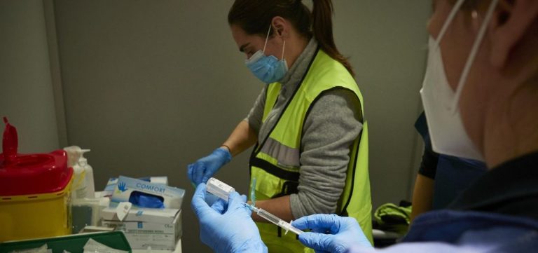 Expedientados tres sanitarios por invitar a familiares a vacunarse