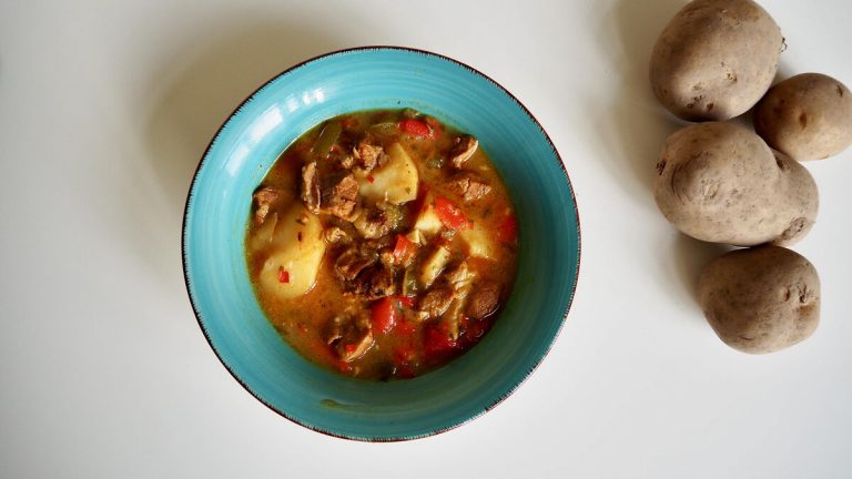 Guiso de cerdo y sidra: el plato más ‘castizo’ para entrar en calor con 3 cucharadas