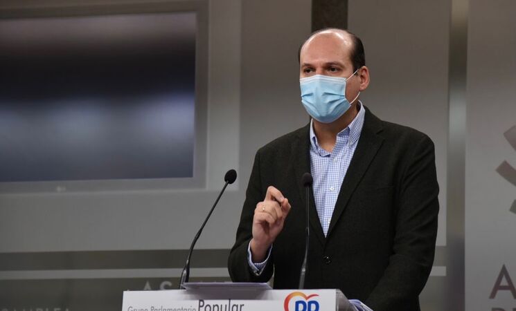 PP acusa a Gobierno extremeño de cambiar el protocolo para dar «cobertura» a directivos y alcaldes vacunados