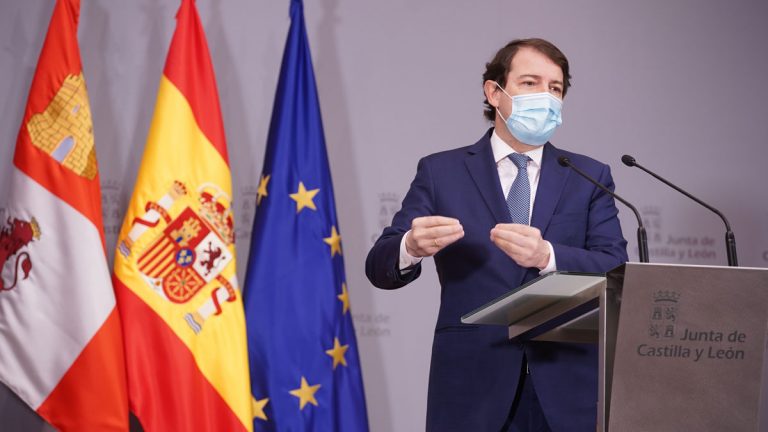 Mañueco asegura sentir «muchísimo dolor» por la situación de los hosteleros