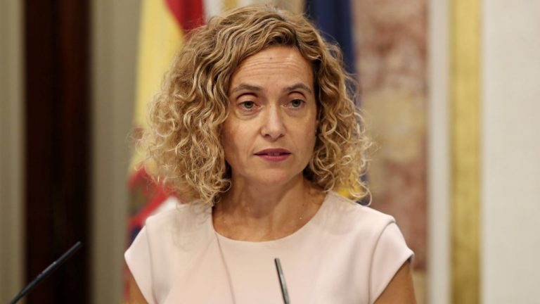 La presidenta del Congreso avisa de que «denigrar lo público» tiene coste