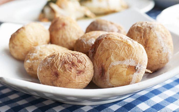 Patatas arrugadas: el plato típico canario que puedes hacer en tu casa