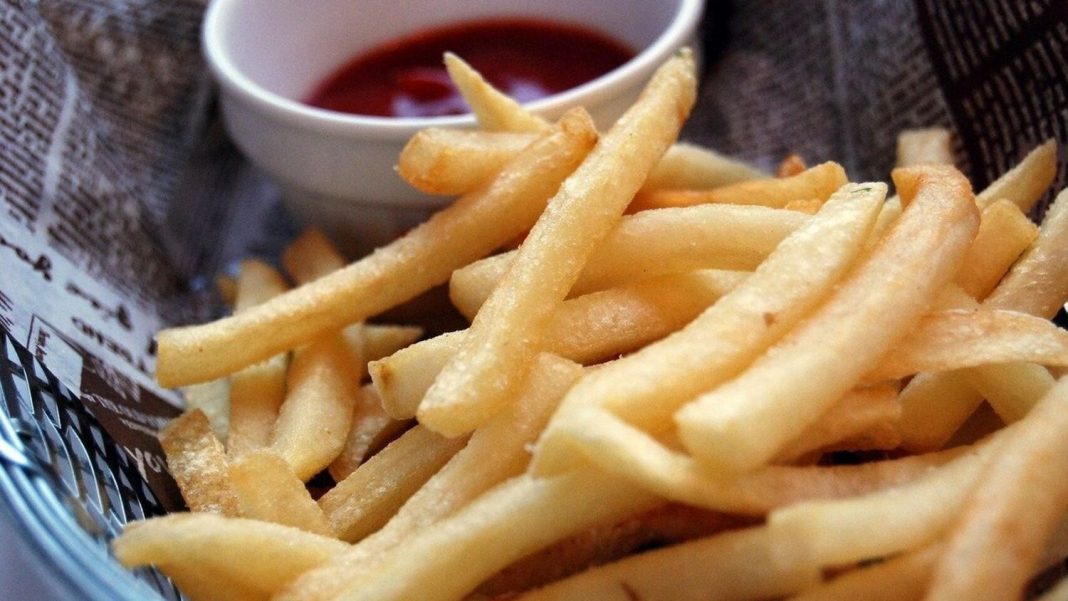 Patatas fritas a la cerveza, el acompañamiento perfecto para un plato de carne