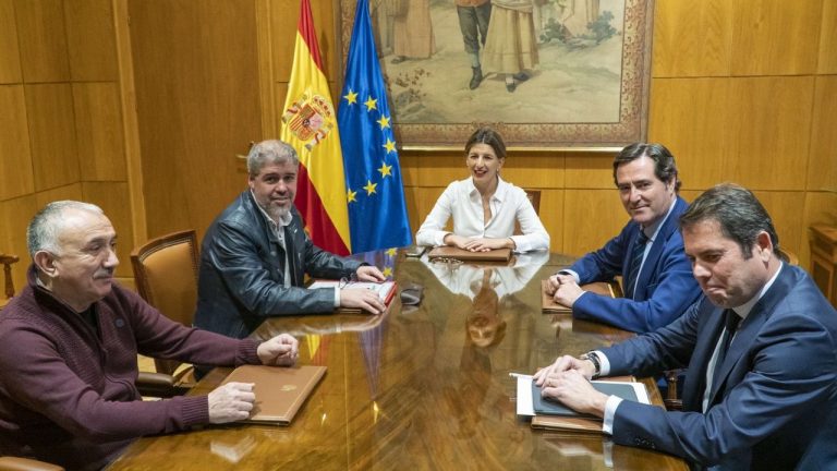 Gobierno, sindicatos y empresarios inician la negociación para la prórroga de los ERTE