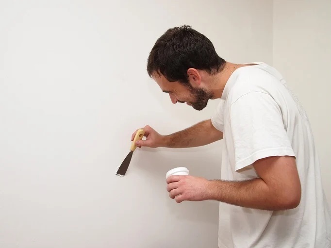 Sellar Agujeros Pequeños En Una Pared Pintada