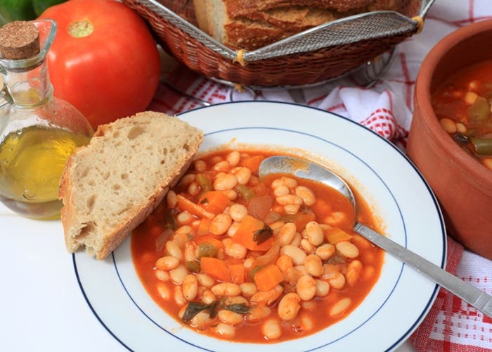 Sopa De Alubias Griega: El Plato De Cuchara Que Te Hará Entrar En Calor