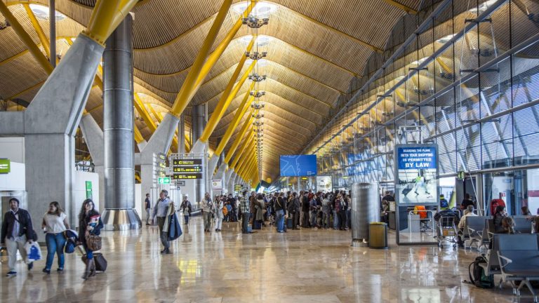 El aeropuerto de Madrid Barajas mantiene una operatividad del 70% este jueves