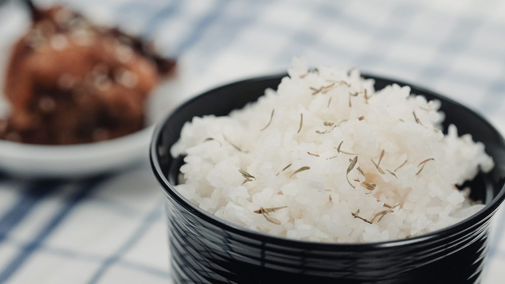 Así de fácil puedes hacer arroz en el microondas (sin notar la diferencia)