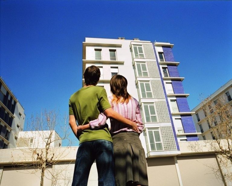 La compraventa de viviendas rompe con ocho meses de descensos
