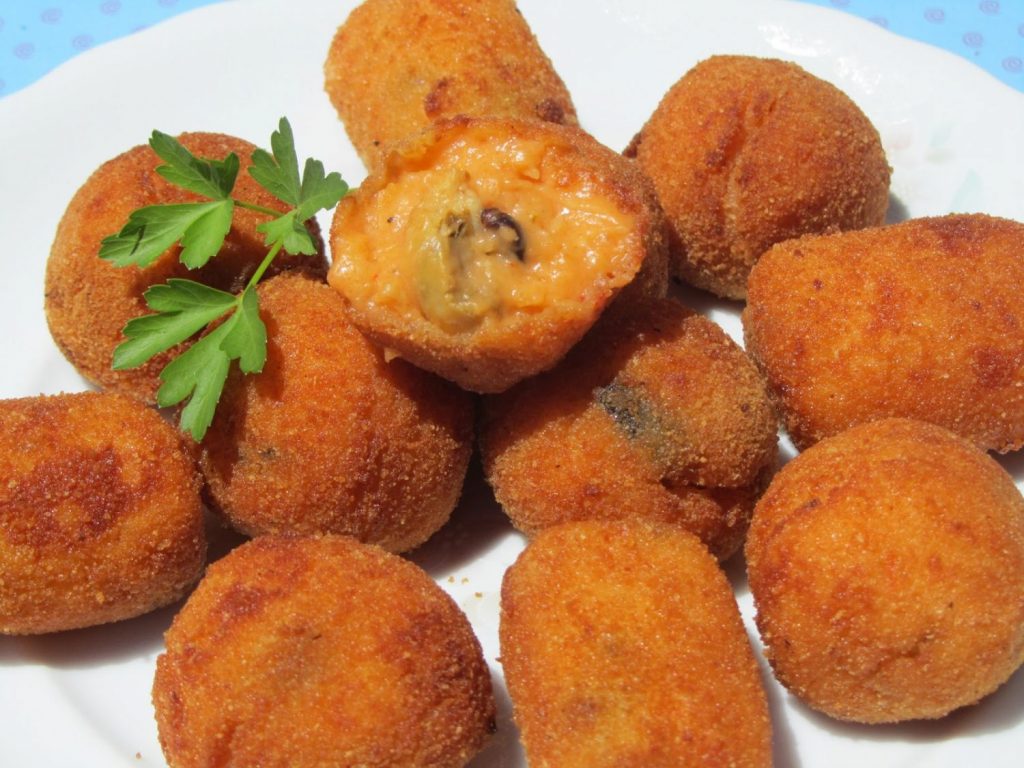 Elaboración De Las Croquetas De Mejillones