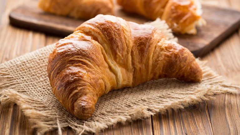 Una dulce tentación: así se hacen unos cruasanes con hojaldre y mantequilla