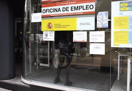 El paro baja en 65.800 personas hasta marzo y se destruyen 137.500 empleos