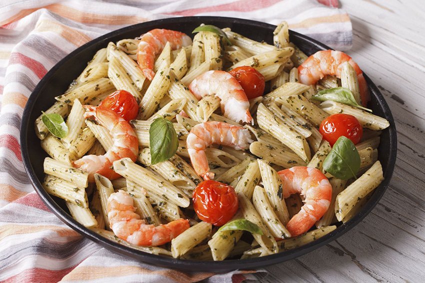 Elaboración De La Ensalada De Pasta Con Gambas