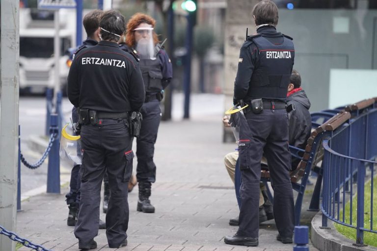 Confinados 4 ertzainas tras ser escupidos por una paciente positiva fugada de un hospital
