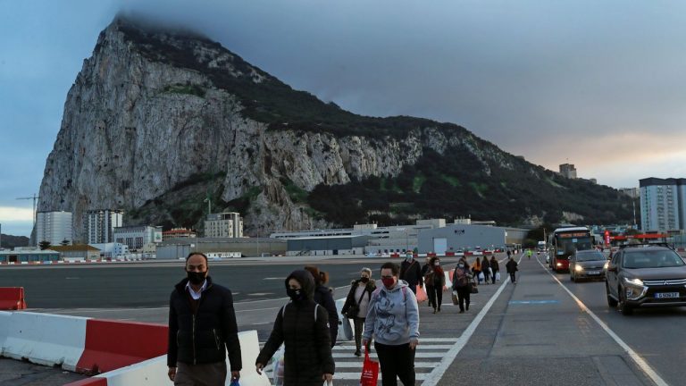 España levantará este martes las restricciones de acceso a Gibraltar por vía terrestre