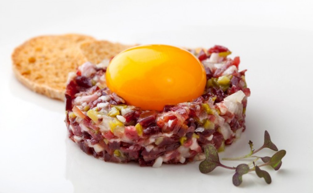 Elaboración Del Tartar De Jamón Ibérico Y Huevo