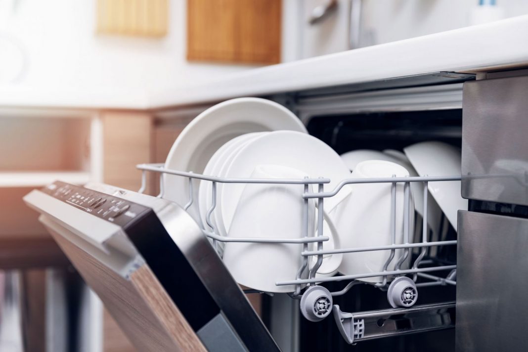 Por qué no tienes que enjuagar los platos antes de meterlos en el lavavajilla