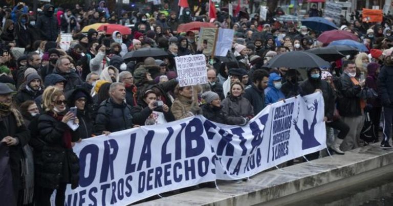 Policía Nacional puso multas a los participantes de la marcha negacionista en Madrid