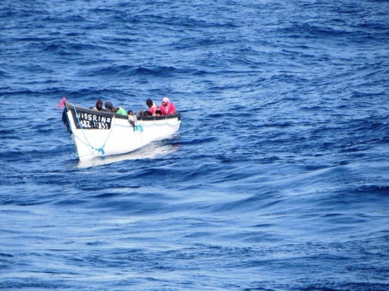 Rescatan a 71 migrantes a ocho millas de Morro Jable (Fuerteventura)