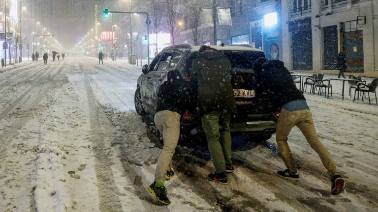 La nieve despierta la solidaridad: traslados en 4×4, vecinos con pico y pala