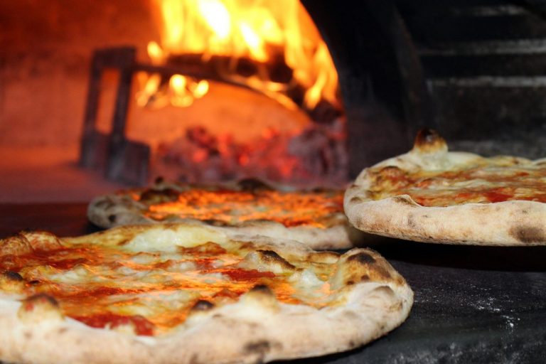 El truco para calentar dos pizzas a la vez en una bandeja del horno