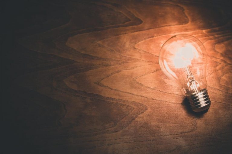 El precio de la luz bajará un 34,5% este sábado, hasta los 27,5 euros por MWh