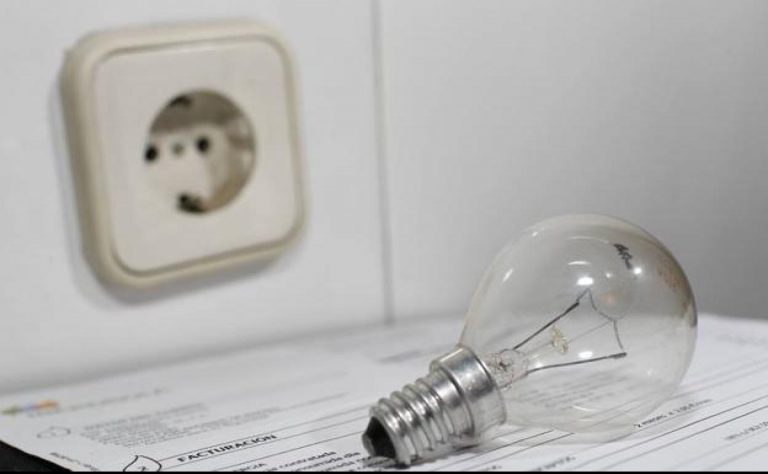 Un centenar de organizaciones piden al Gobierno acabar con los cortes de luz