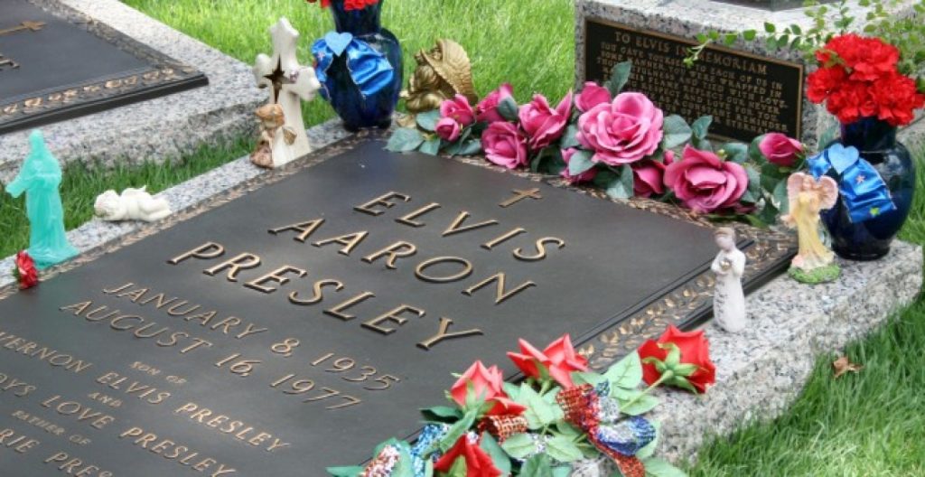La Tumba De Elvis Se Ha Convertido En Lugar De Peregrinación Para Fanáticos De Todo El Planeta.