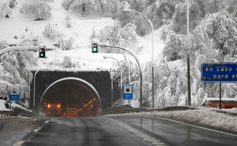 Los puertos de El Huerna y Pajares, cerrados para vehículos pesados