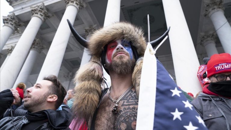 Twitter cancela 70.000 perfiles que difundían teorías de la conspiración tras el asalto al Capitolio
