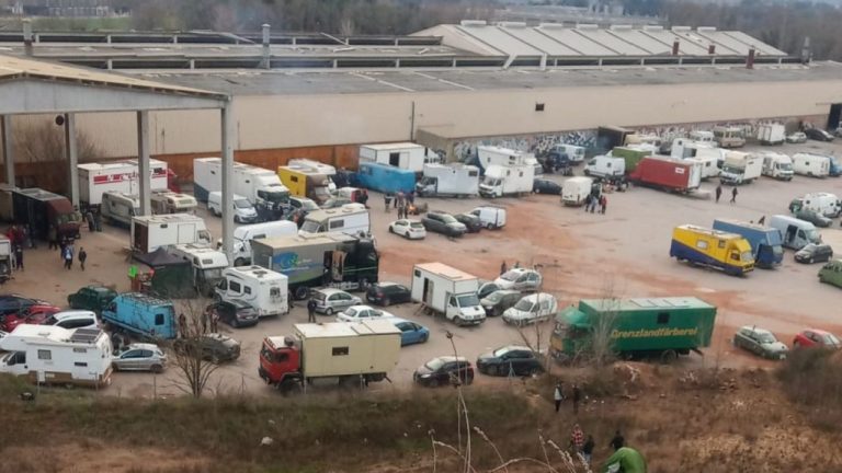 Exigen «contundencia» para poner fin a la rave de Llinars del Vallès